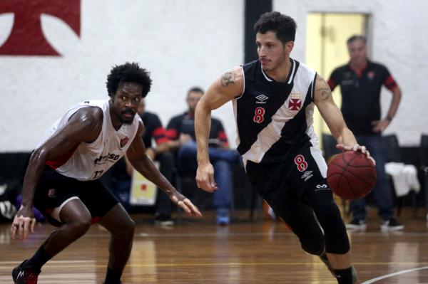Dedé Stefanelli é marcado de perto em confronto contra o adversário desta quinta-feira
