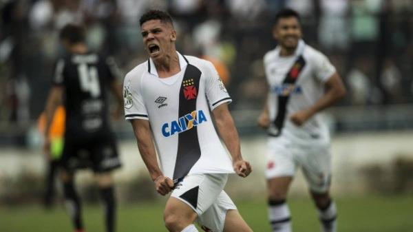 Paulinho tem mais dois anos de contrato