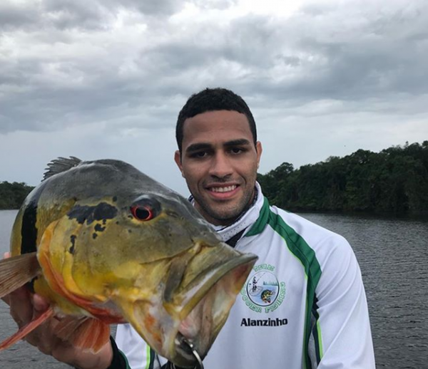 Alan Kardec posa para foto com seu 