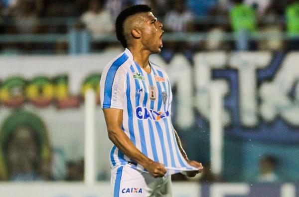 Bergson comemora gol com a camisa do Paysandu; jogador interessa ao Vasco