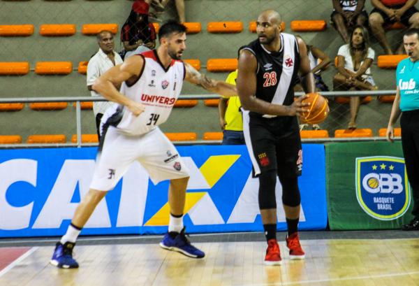 Lucas Mariano observa melhor jogada contra o Vitória