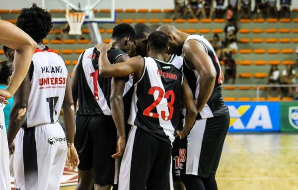 Time reunido em quadra