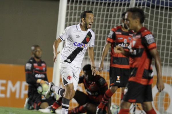 Vasco vence a 3ª seguida, 1 a 0 no Atlético-GO, e cola no G7 (18/10)