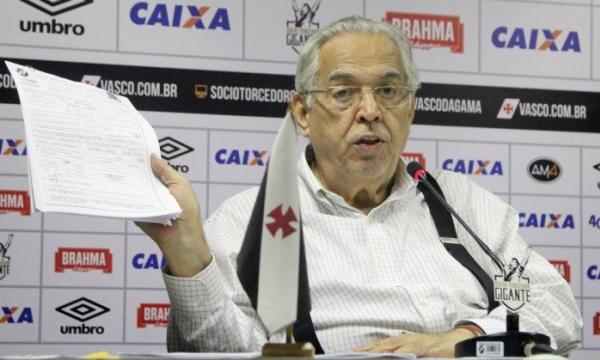 Coletiva do presidente Eurico Miranda se defendendo após polêmica nas eleições para presidente do Vasco
