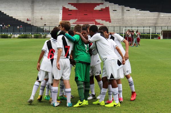 Vascaínos fazem corrente antes da bola rolar