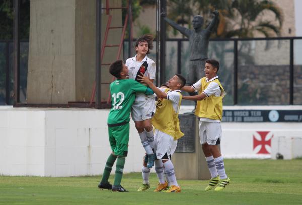 Guga Maia comemora gol marcado de pênalti no segundo tempo