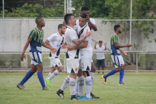 Nathan foi o autor do único gol do duelo e comemorou ao lado dos companheiros