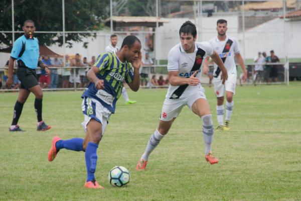 Zagueiro Wellington Lucas em ação diante da equipe de Búzios