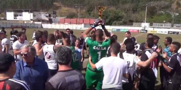 Jogadores vascaíno com a taça