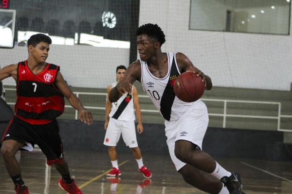 Elias foi um dos cestinhas do Vasco no clássico