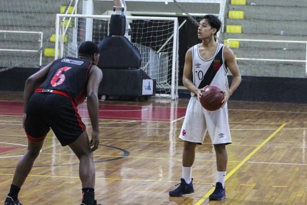 Armador Thiago Franco em ação diante do Flamengo