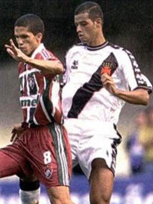 João Carlos marca Magno Alves, do Flu, nos tempos de Vasco da Gama, em 2002