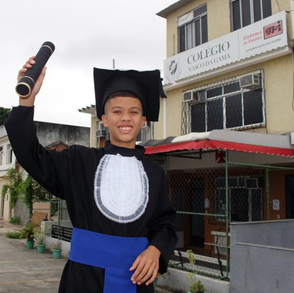 Fillipy do Rozario, do sub-10, exibe diploma conquistado com orgulho