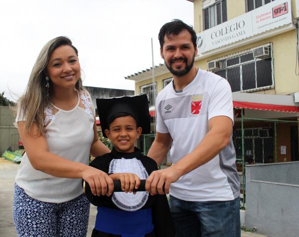 Victor Adriano, do sub-10, posa com os pais Luana e Adriano