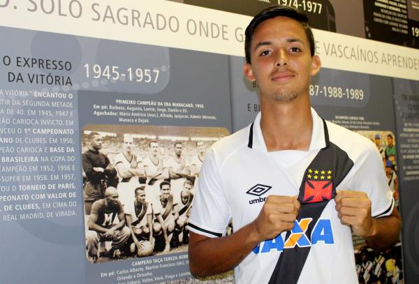 Rodrigo exibe cruz de malta com orgulho