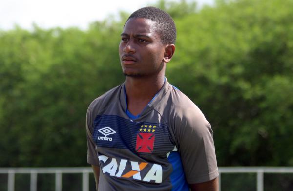 Cayo Tenório concentrado antes do treino em Caxias