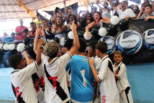 Vascaínos fazem a festa após o apito final no Grajaú