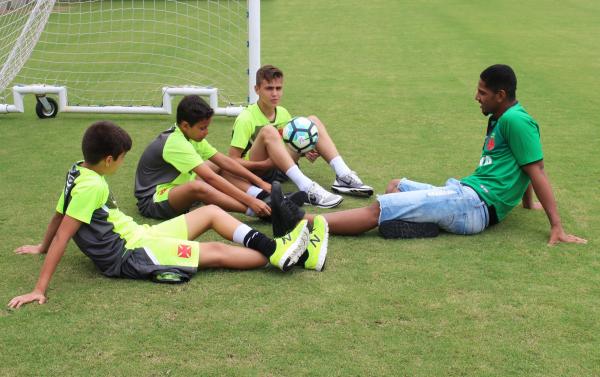 João Pedro conversa com os goleiros mirins no campo anexo