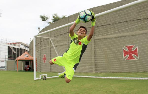  Gabriel Caldeira vai no alto para fazer grande defesa no campo anexo