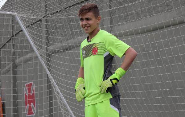 João Lecce sorri após bate-papo com João Pedro na Colina