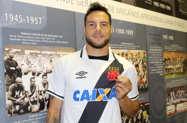 Leandro Desábato exibe cruz de malta com orgulho