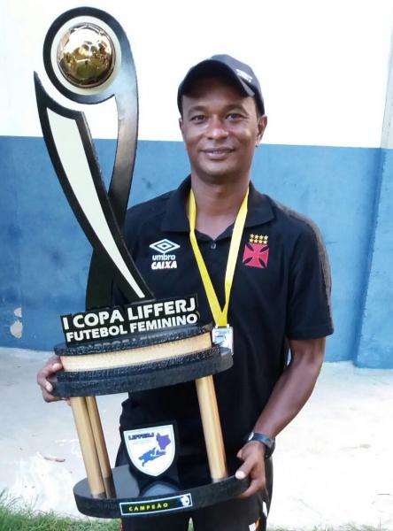 Treinador Antony Menezes com a taça da I Copa Lifferj