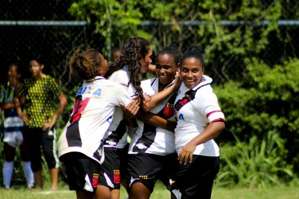 Jogadoras vascaínas comemoram um dos gols na decisão
