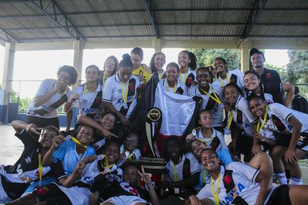 Meninas da Colina posam com a taça após o apito final