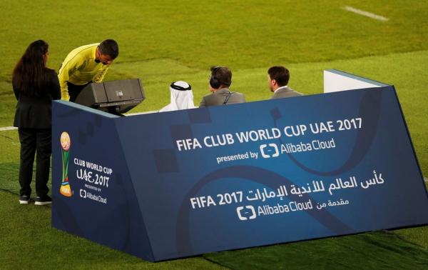 Árbitro Sandro Meira Ricci assiste a lance polêmico em uso do VAR no Mundial de Clubes