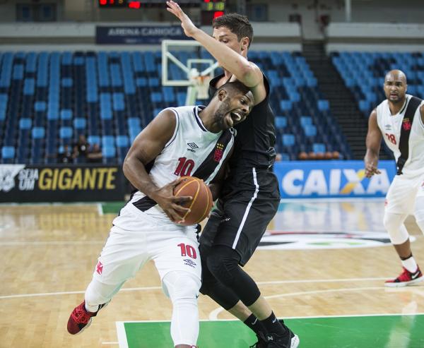 Gustavo briga pela jogada