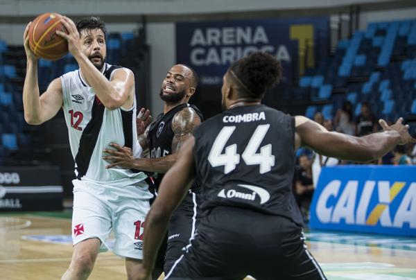 Giovannoni é marcado de perto pelo adversário