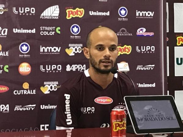 Morais deixa a Ferroviária após 20 dias