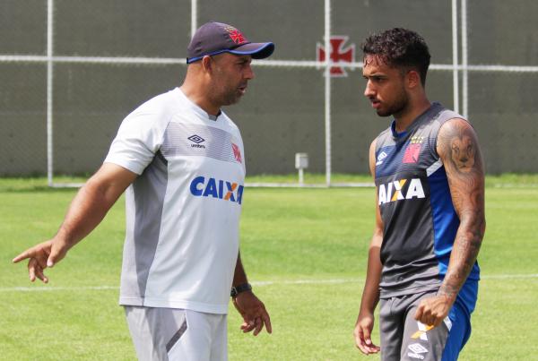Hugo Borges recebe instruções do preparador físico Allan Ribeiro