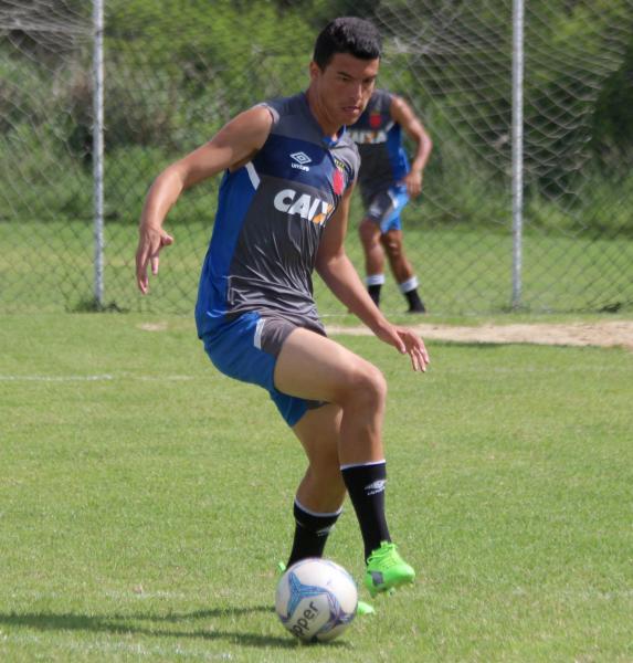 Volante suando a camisa no treinamento do sub-20