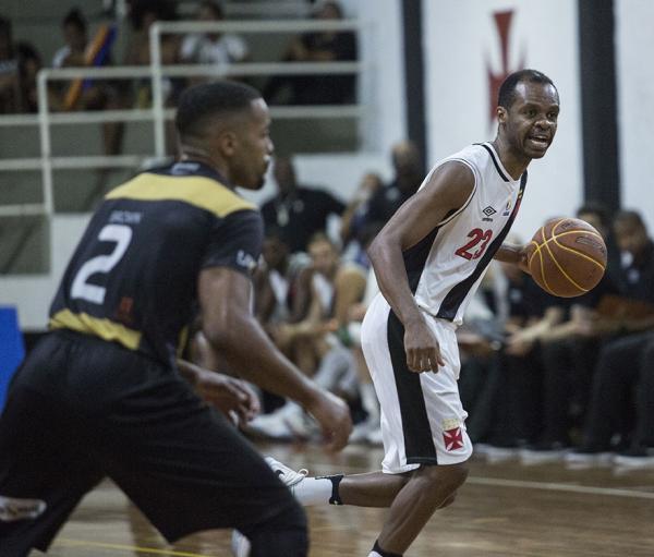 Nezinho comandando a equipe em quadra