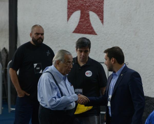 Brant conversa com Eurico durante eleição