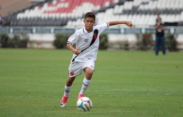 Paulinho em ação no gramado de São Januário