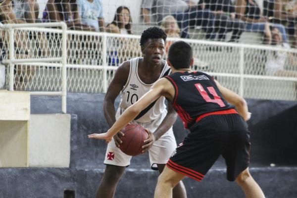 Elias em ação no Ginásio de São Januário
