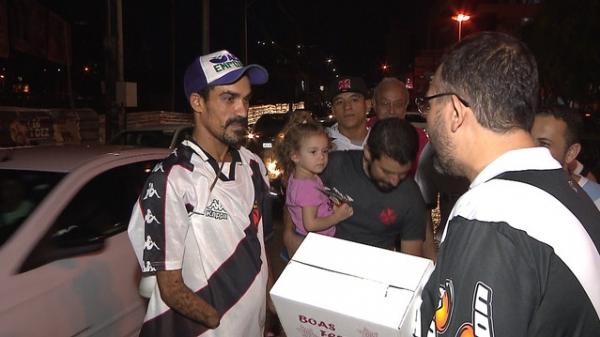 Rafael Silva foi surpreendido com presentes de Natal