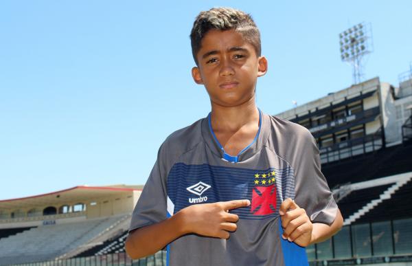 Pedrinho admira Evander, prata da casa que hoje está no profissional