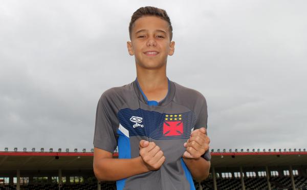 Victor Diotti exibe cruz de malta com orgulho no gramado