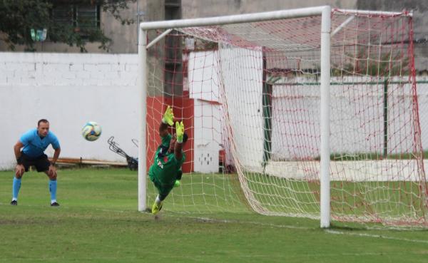 João Pedro defende pênaltis em decisão do Carioca Sub-20 entre Flamengo e Vasco