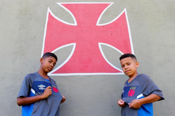 Riquelme e Caio exibem a Cruz de Malta com orgulho