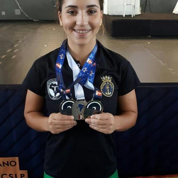 Emily exibe as medalhas conquistadas em Lima