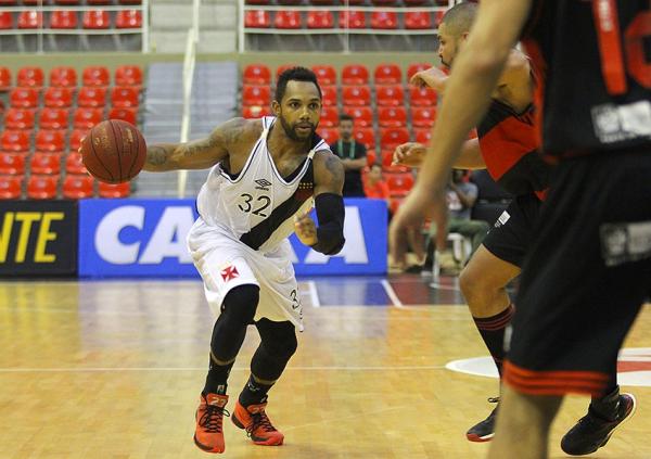 David Jackson em ação na vitória pelo NBB 9