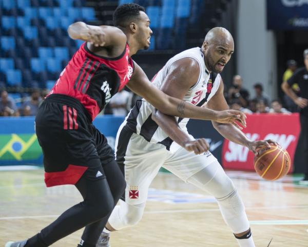 Lucas Mariano tenta superar forte marcação rival