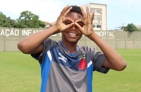 Gabriel Silva reproduz comemoração do ídolo Paulo Vitor