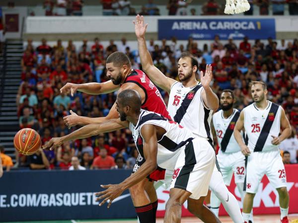 Olivinha disputa bola com os vascaínos Hayes e Renato