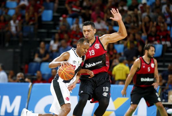 Nezinho tenta a jogada marcado de perto por JP Batista