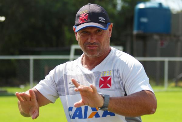 Marcus Alexandre orienta jogadores no treino